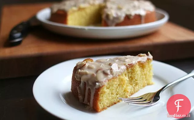 Torta di olio d'oliva di mandorle con glassa di burro marrone