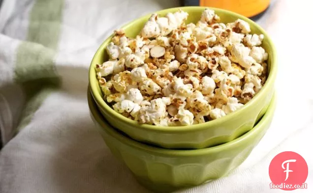 Popcorn al burro di erbe e limone