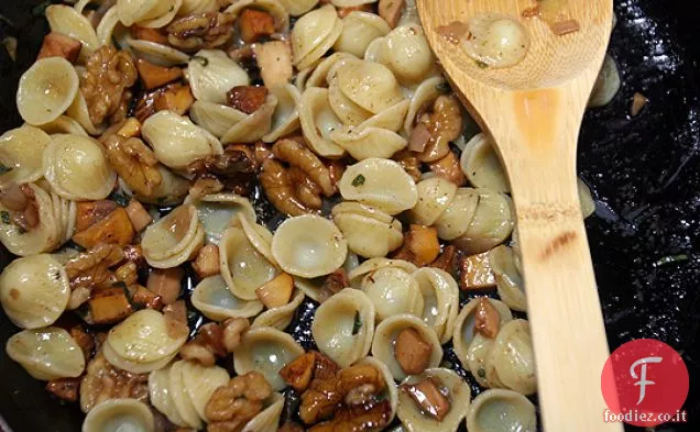 Orecchiete Con Finferli, Salvia, Noci e Marrone