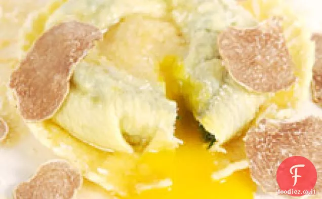Raviolo con Tuorlo d'Uovo Burro al Tartufo