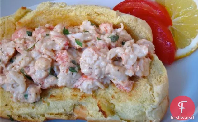 Insalata di gamberetti Old Bay su panini Hot dog imburrati