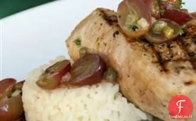 Bistecche di tonno alla griglia con salsa di uva e capperi