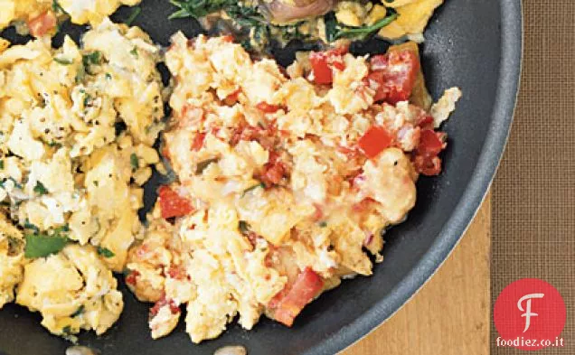 Uova con Tortilla Chips, salsa e formaggio