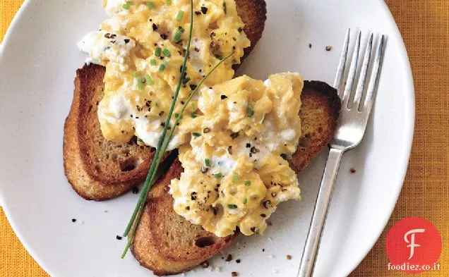 Uova Strapazzate Morbide Con Ricotta Fresca Ed Erba Cipollina