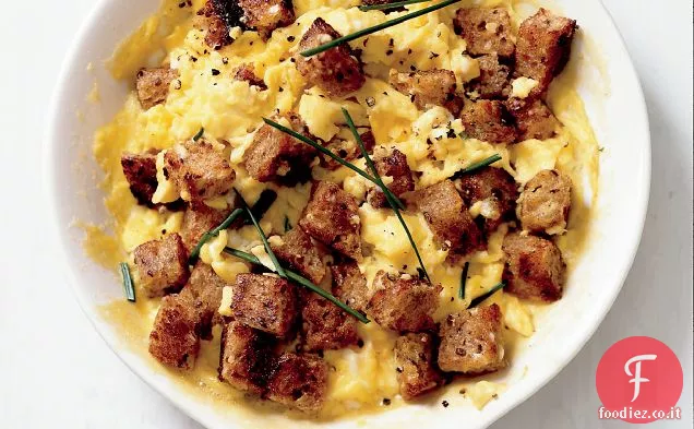 Uova strapazzate con crostini alle erbe