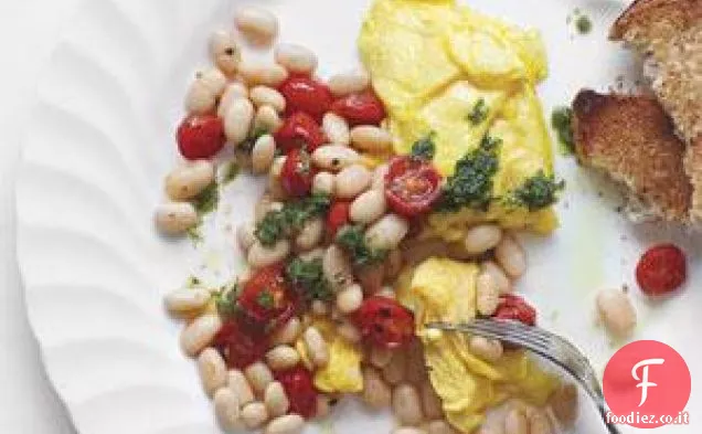 Uova strapazzate con fagioli, pomodori e pesto