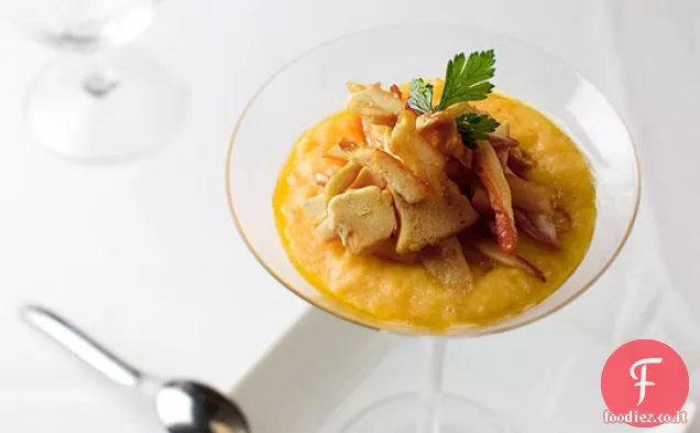 Cremoso Uovo di fattoria strapazzate con funghi selvatici e purea di erbe