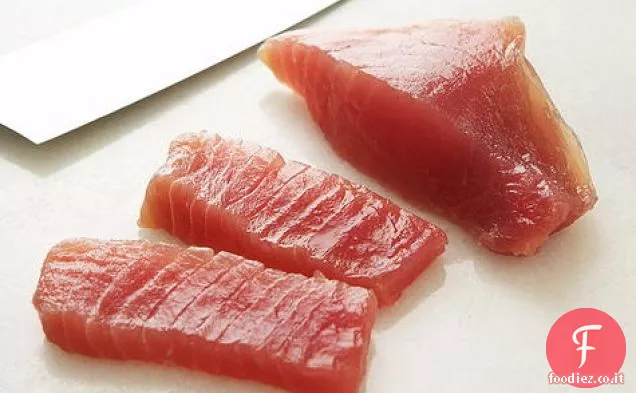 Tonno marinato con avocado, peperoncino e cetriolo