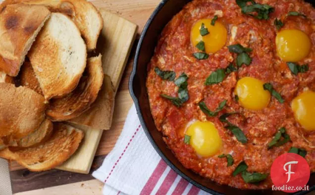 Uova con pomodoro su pane tostato