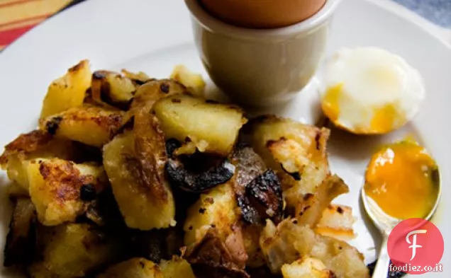 Uovo alla coque con patatine fritte fatte in casa