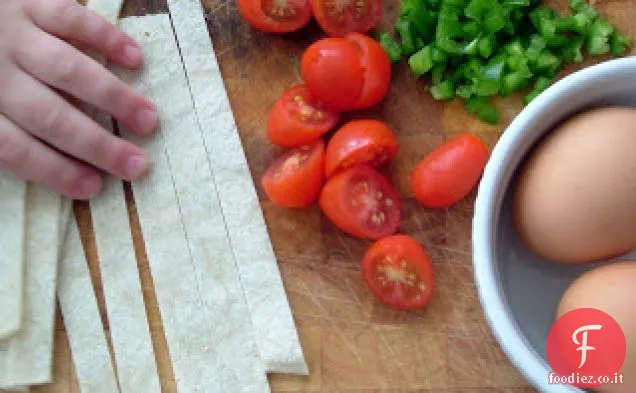 Uova strapazzate speziate con strisce di tortilla di mais croccanti