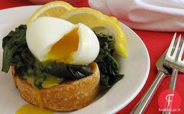 Uova sode con spinaci rossi su pane tostato