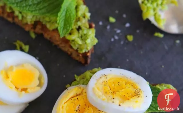 Uova alla coque con purè di piselli e edamame su toast senza glutine