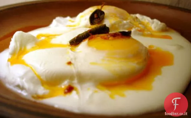 Uova in camicia turca con yogurt e burro di salvia piccante