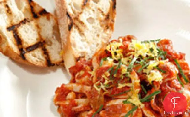 Calamari saltati con pomodori, basilico, uvetta e pinoli