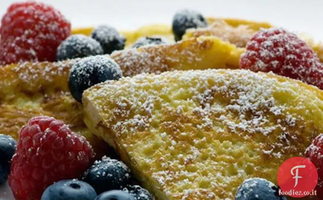Toast francese con frutti di bosco