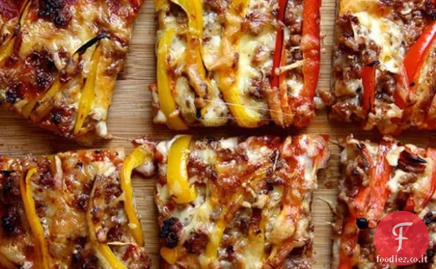 Pizza piccante con salsiccia e pepe