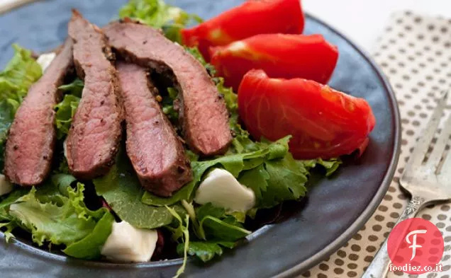 Insalata di bistecca al pepe con cimelio di pomodoro e burrata