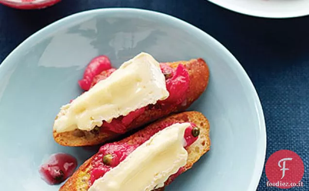 Crostini di Brie, Rabarbaro e Pepe verde