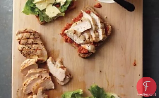 Pesto di peperone affumicato su panini di pollo alla griglia