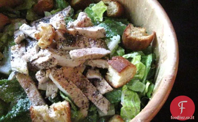 Insalata Caesar senza uova con pollo al pepe nero affumicato