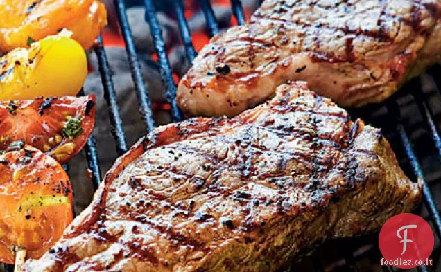 Bistecche a strisce in crosta di pepe con burro stagionato