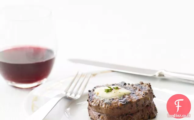 Filetto di manzo pepato con burro arrostito all'aglio e alle erbe