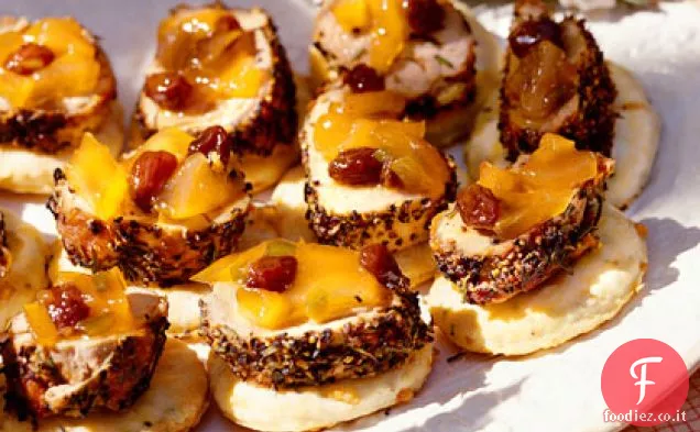 Filetto di maiale alle erbe con toast di parmigiano-pepe