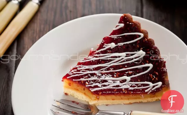 Crostata di lamponi al limone con pioggerellina al cioccolato bianco