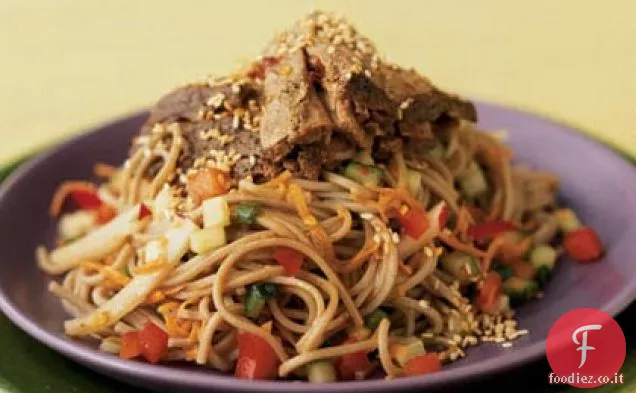 Insalata di noodle Soba con tonno scottato