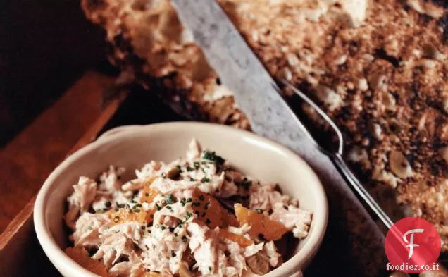 Insalata di Tonno, Olive verdi e mandarini su pane alla griglia