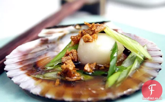 Capesante al vapore con salsa di soia e olio all'aglio