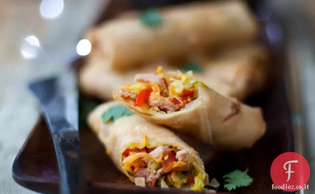 Involtini primavera croccanti al prosciutto con salsa di soia e zenzero