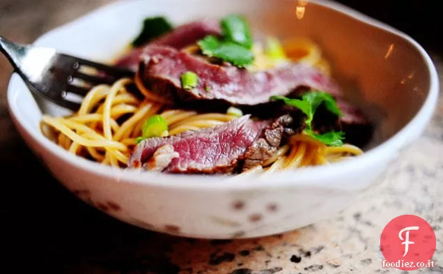 Ciotole di insalata di noodle di manzo