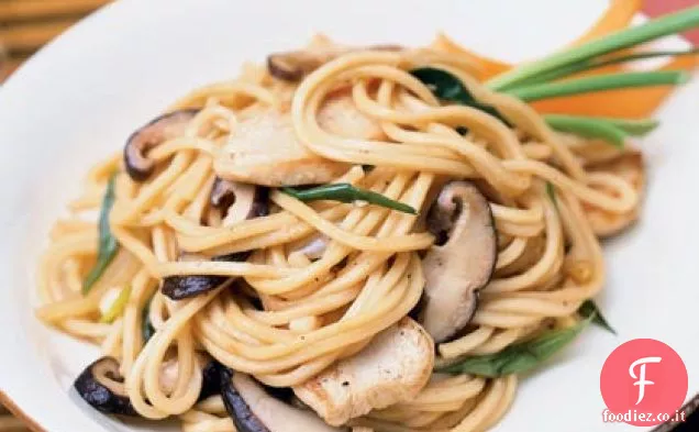 Tagliatelle di pollo all'aglio