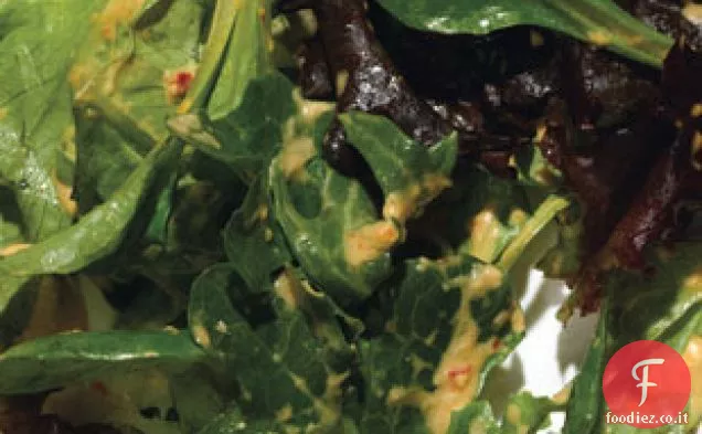 Verdi di campo con salsa di peperoncino rosso