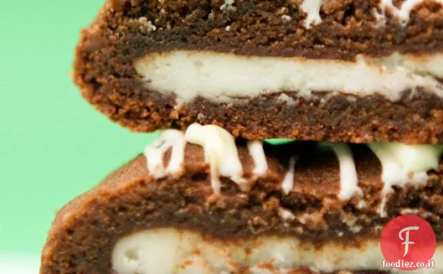 Biscotti al cioccolato doppio con una sorpresa di menta piperita Patty