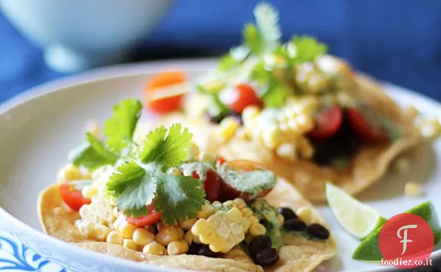 Tostadas di mais, pomodoro e fagioli neri con cremoso coriandolo Dressin