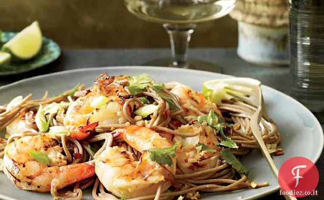 Tagliatelle di Soba con gamberi alla griglia e coriandolo