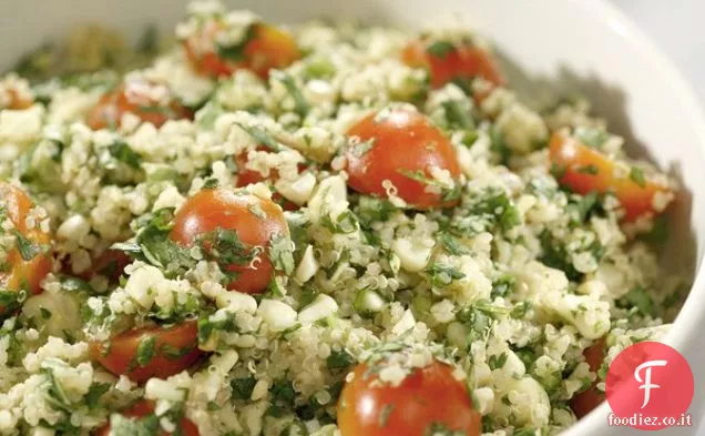 Insalata di quinoa con mais alla griglia, pomodori e coriandolo