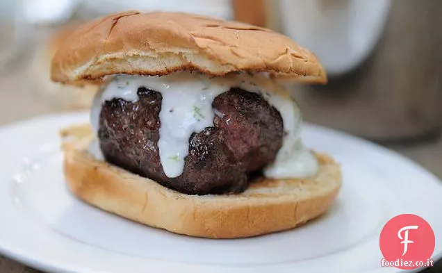 Hamburger di agnello con yogurt al coriandolo