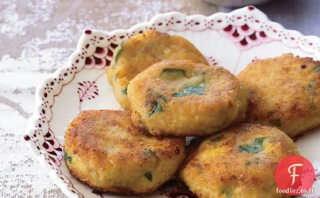 Coriandolo-Frittelle di mais Flecked con salsa di Cile-menta