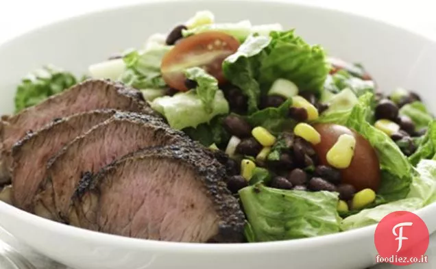 Insalata di bistecca del sud-ovest con condimento al coriandolo e lime