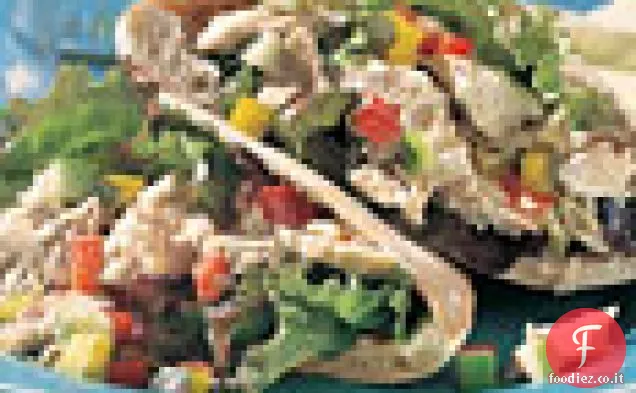 Tonno, sottaceti e panini pita di verdure tritate