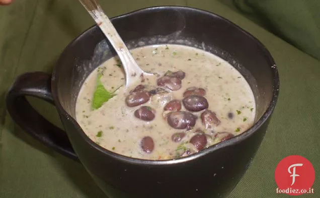 Zuppa di fagioli neri con cocco e coriandolo