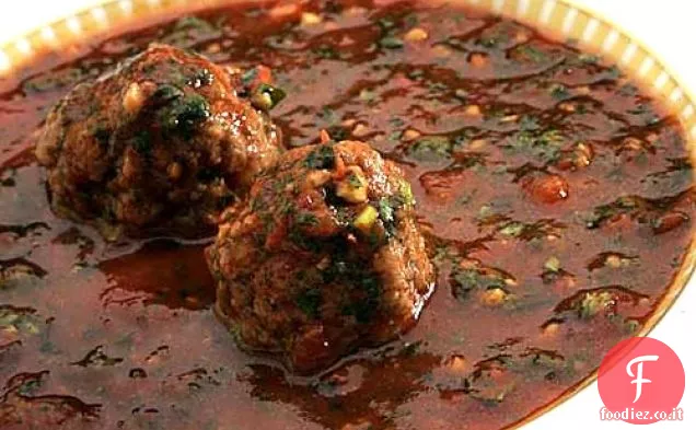 Kibbeh Bi'kizabrath (zuppa di coriandolo-pomodoro con polpette siriane)