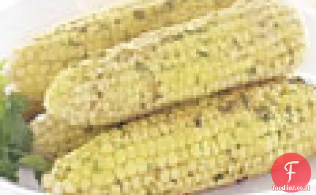 Padella di mais sulla pannocchia con parmigiano e Coriandolo