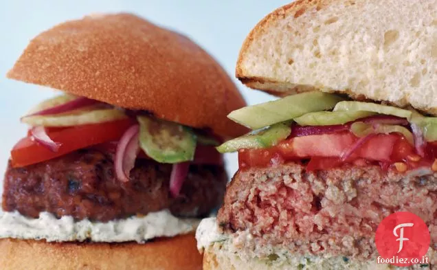 Hamburger di agnello con salsa di coriandolo e yogurt