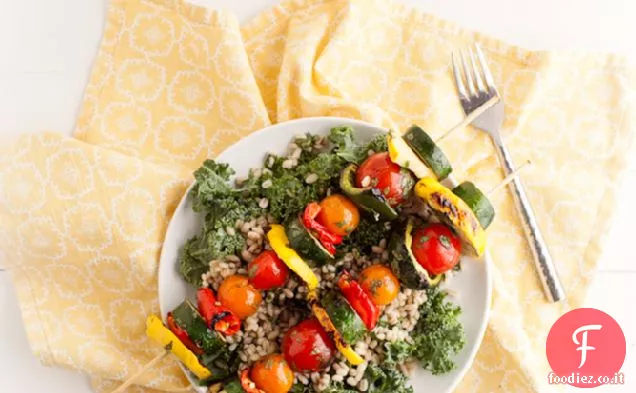 Coriandolo-lime marinato Veggie Kabobs con insalata di cavolo orzo