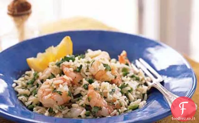 Insalata di gamberetti e riso con condimento al coriandolo e limone